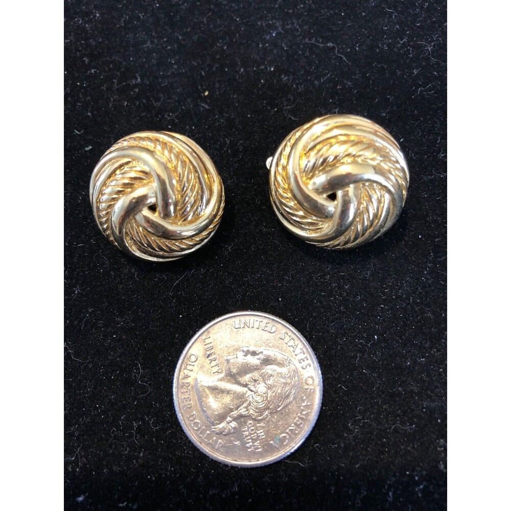 VINTAGE - CROWN TRIFARI - GOLD TONE SWIRL CLIP ON EARRINGS